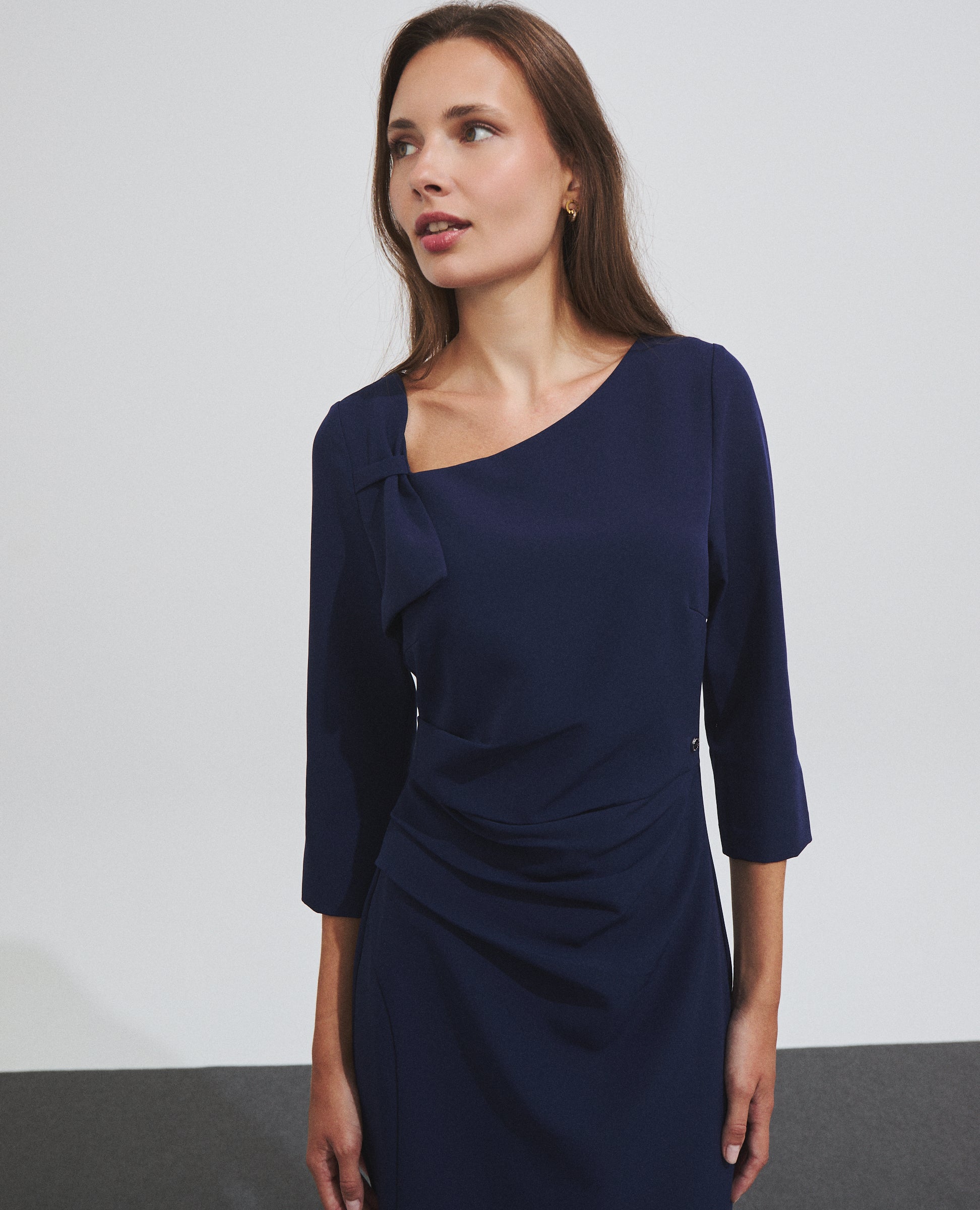 Vestido midi drapeado azul de Hannibal Laguna — vista lateral