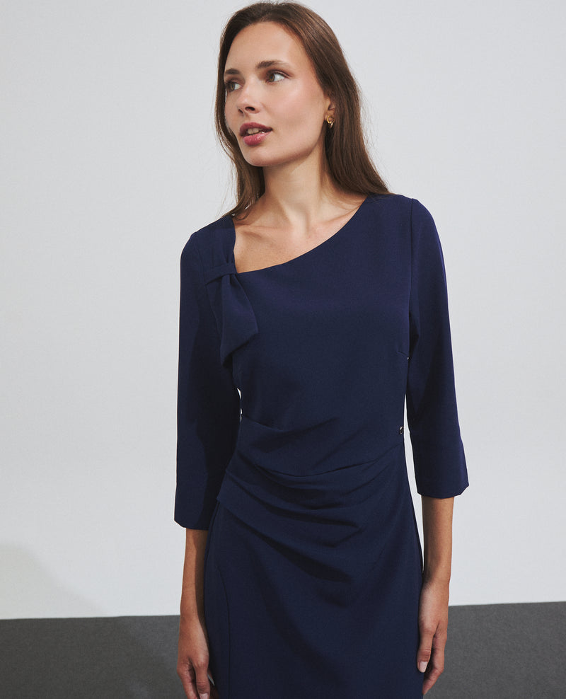 Vestido midi drapeado con detalle envolvente