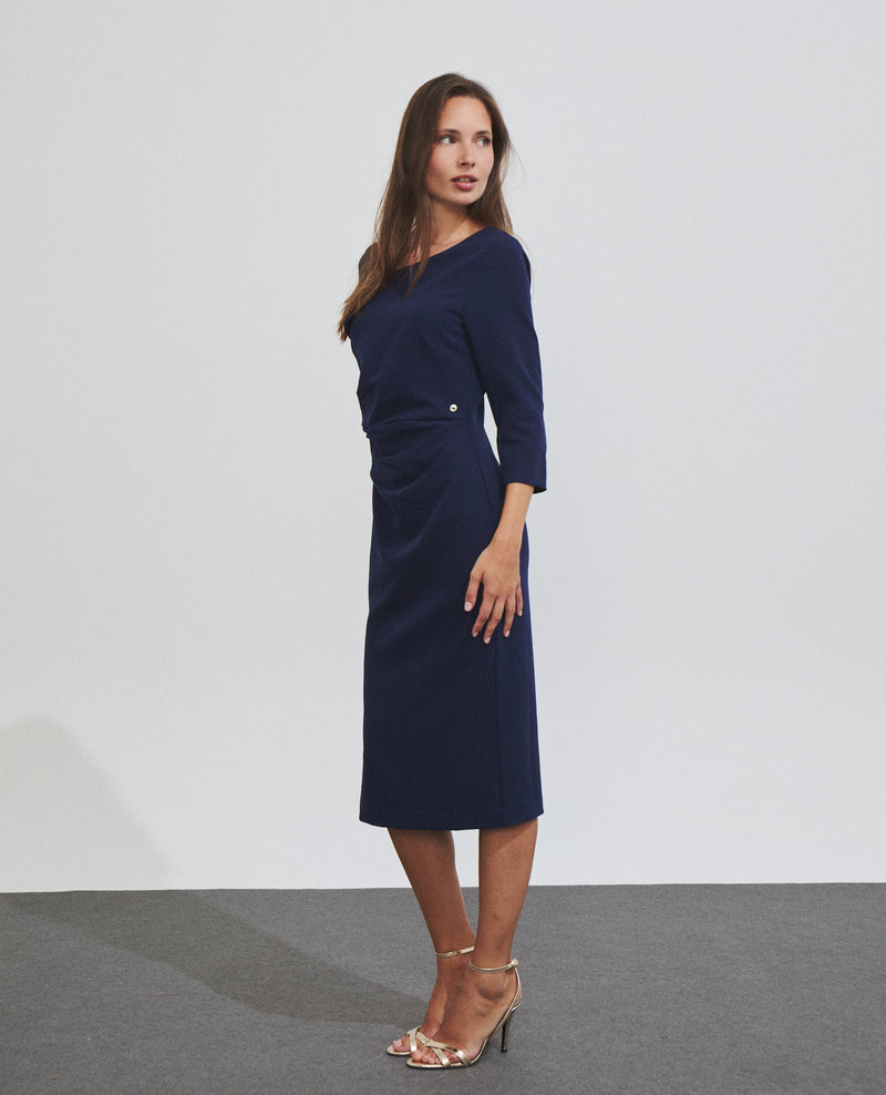 Vestido midi drapeado con detalle envolvente