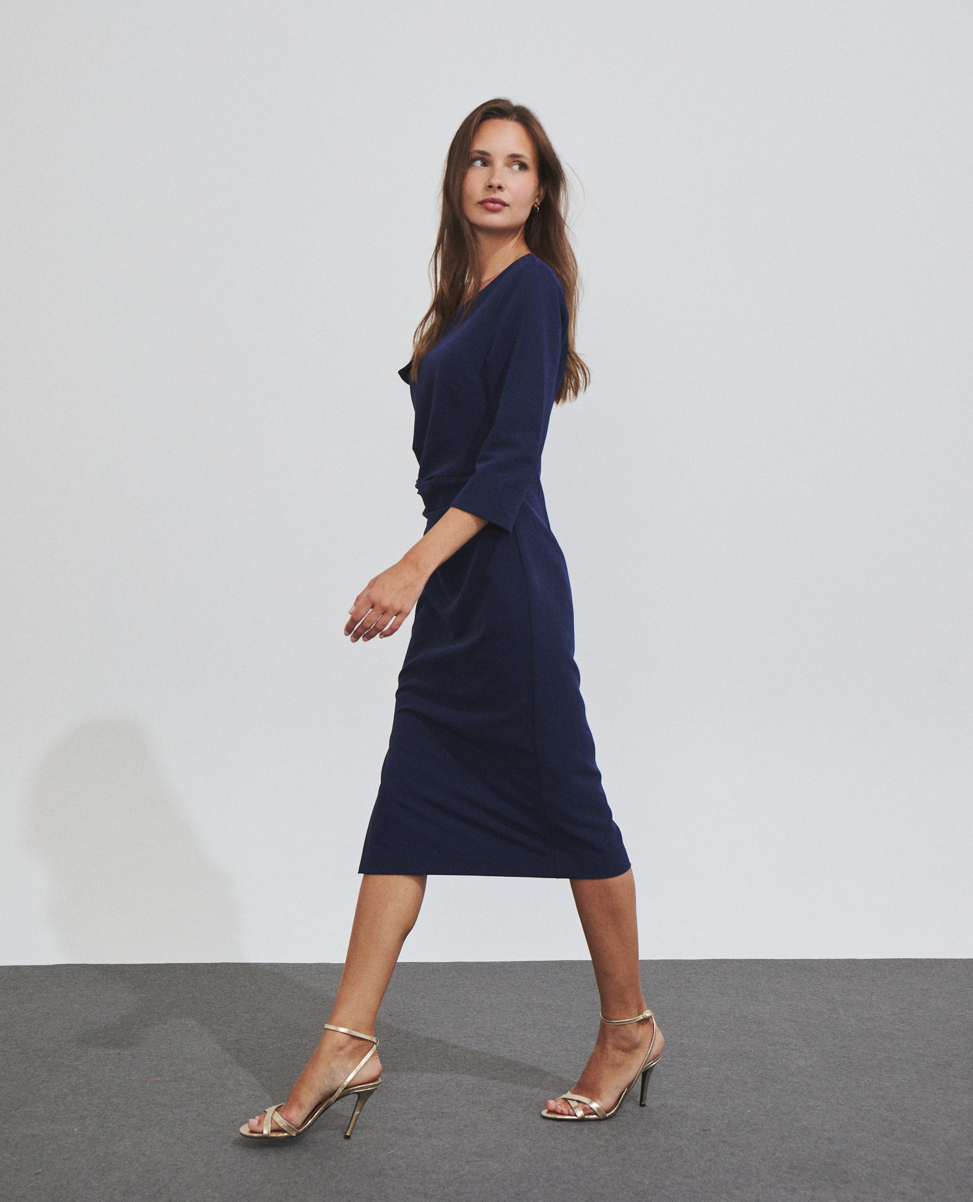 Vestido midi drapeado azul de Hannibal Laguna — detalle del acabado