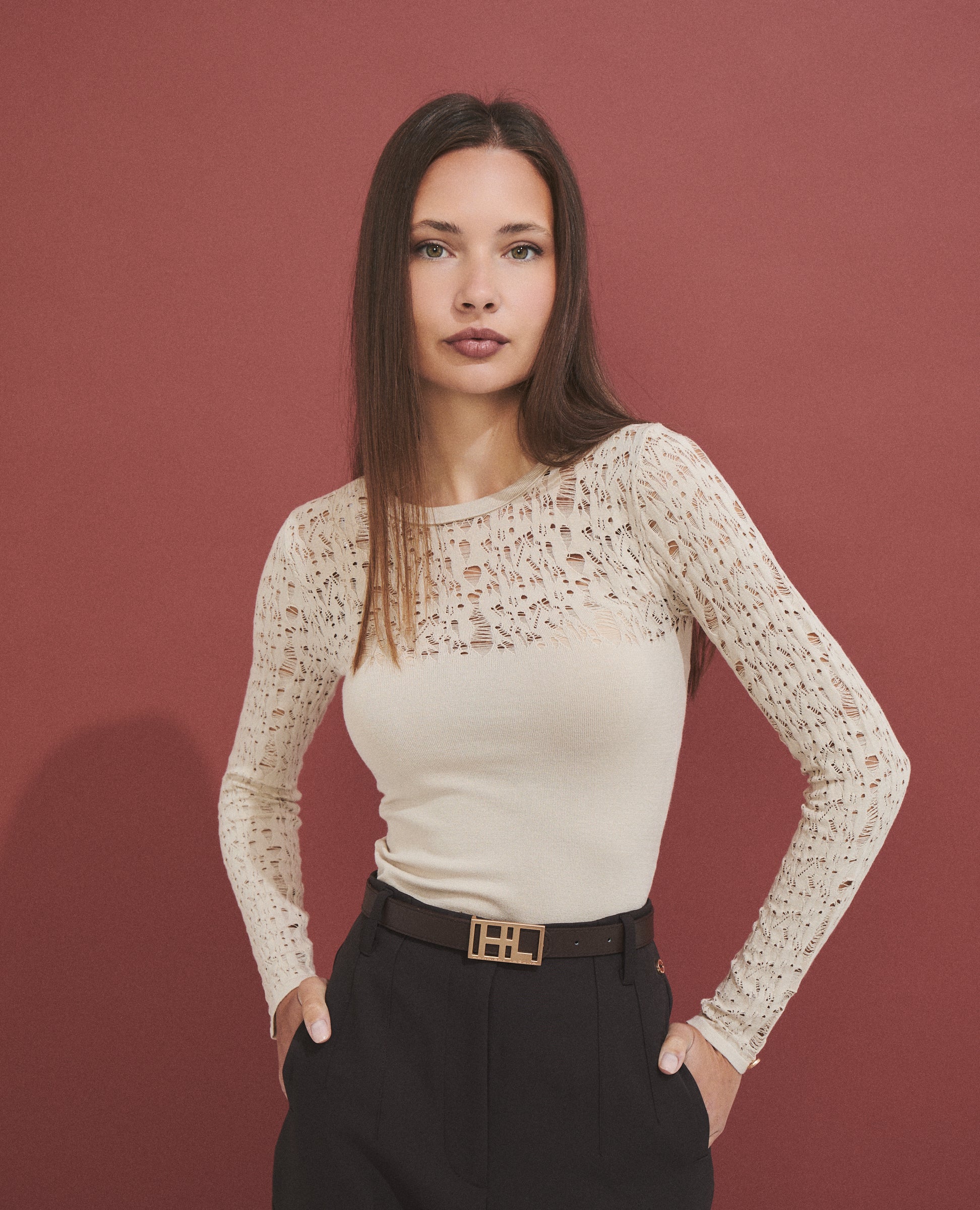 Jersey de punto texturizado arena con cuello redondo de Hannibal Laguna — look completo