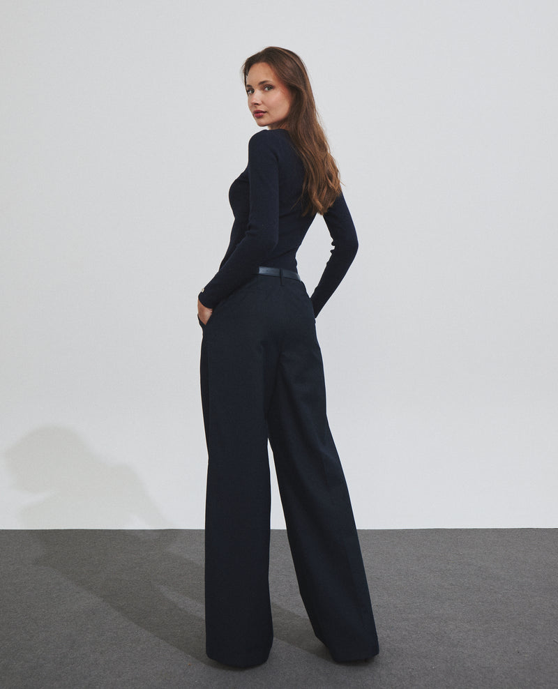 Jersey de mujer con escote lágrima y detalle de cadena