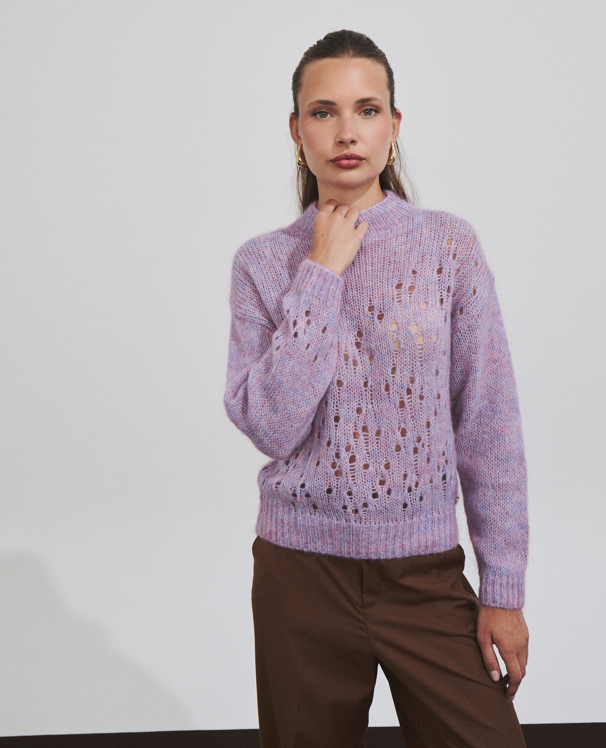 Jersey calado morado con cuello alto de Hannibal Laguna — vista lateral