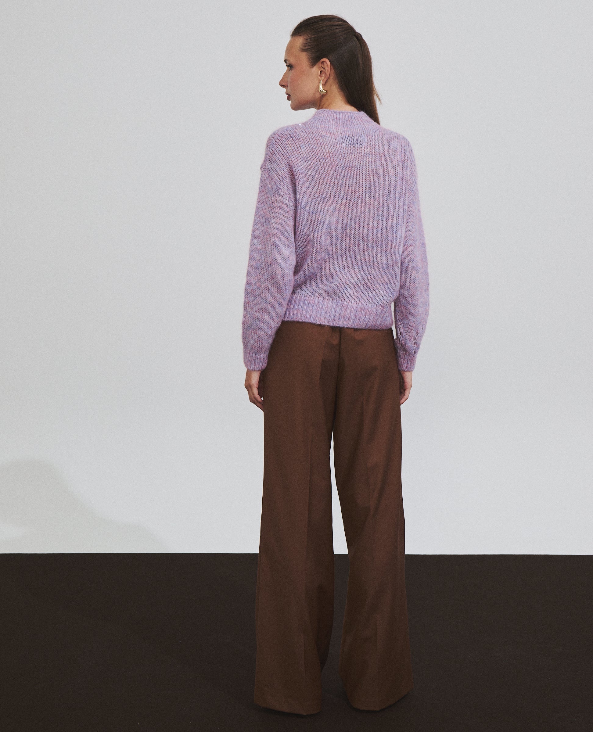 Jersey calado morado con cuello alto de Hannibal Laguna — detalle del acabado