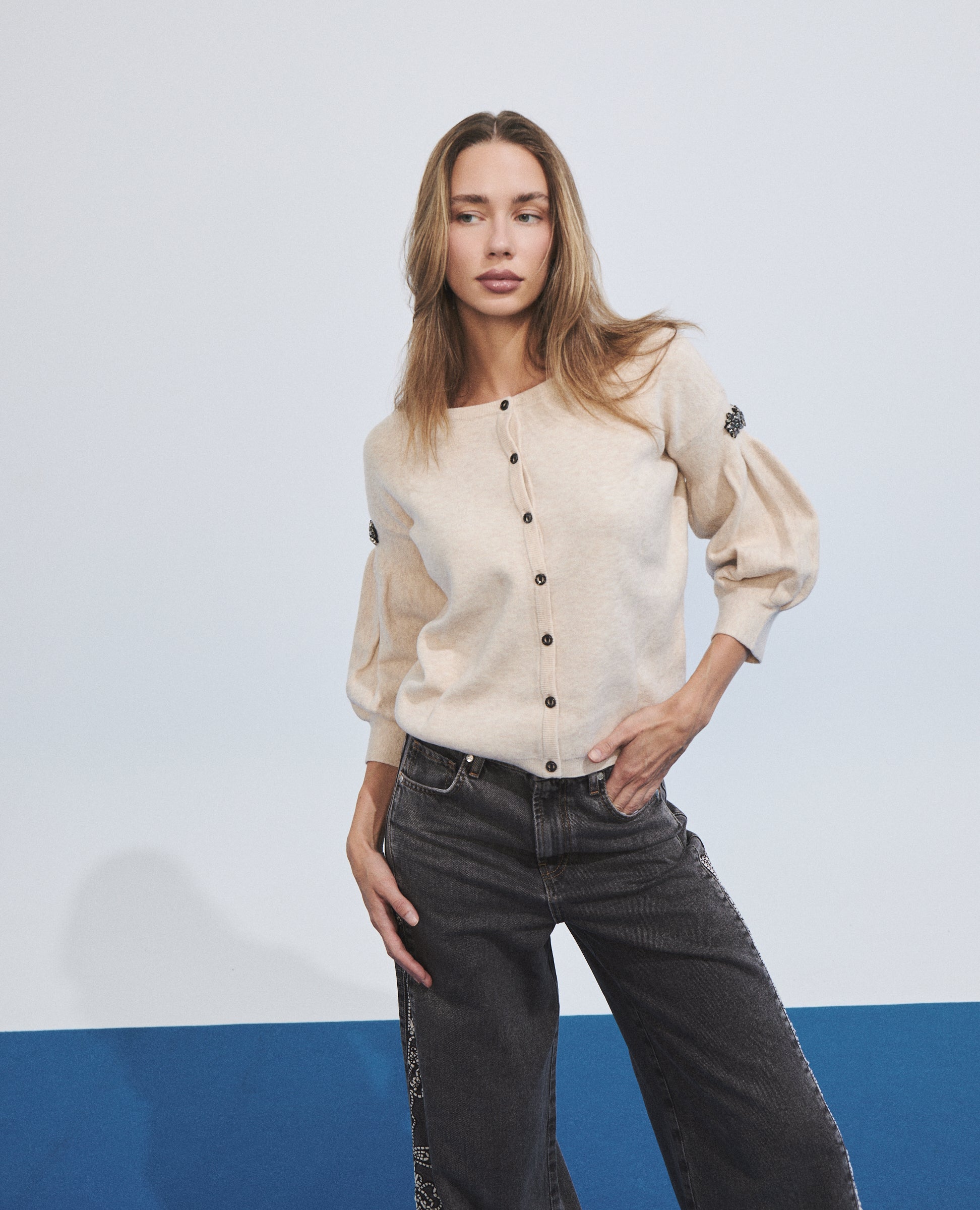 Jersey reversible crudo con mangas abullonadas de Hannibal Laguna — look completo