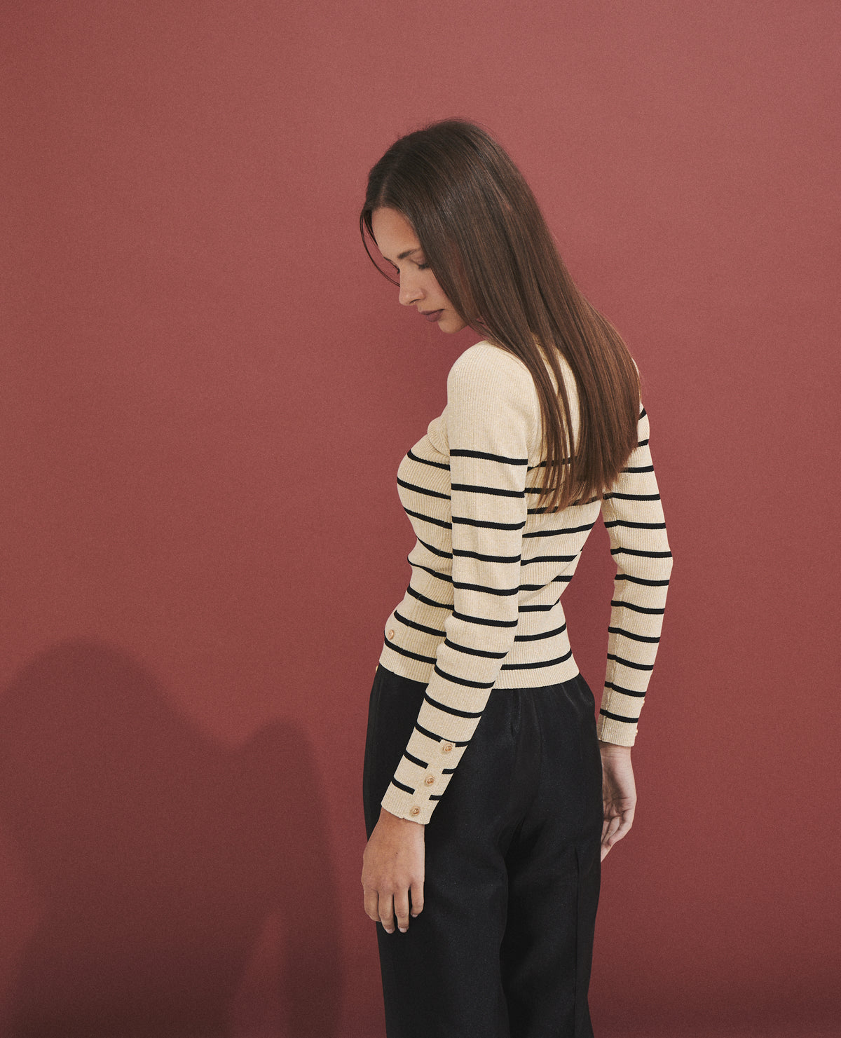 Jersey de mujer de punto a rayas con botones decorativos