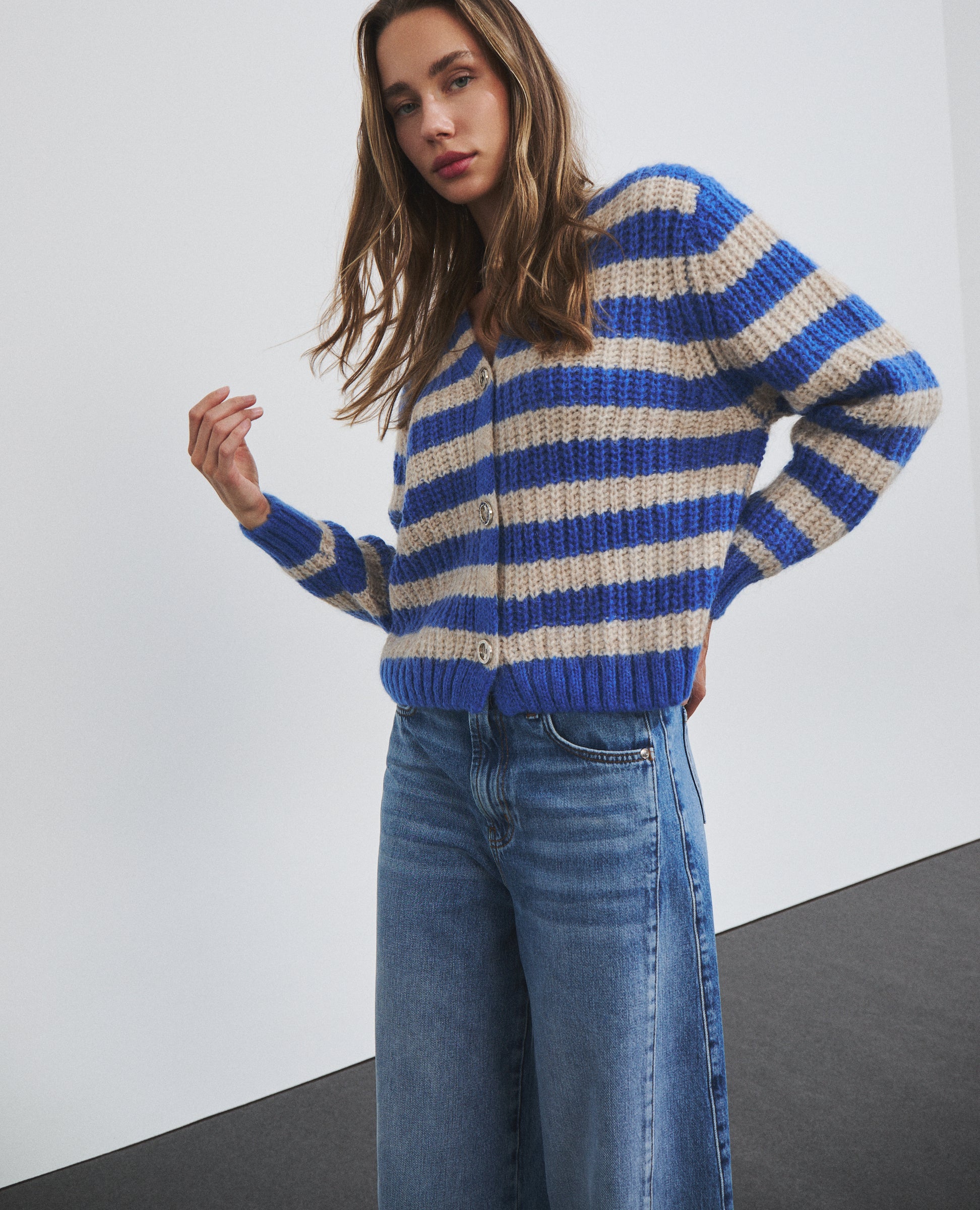 Jersey de punto a rayas azul de Hannibal Laguna — look completo