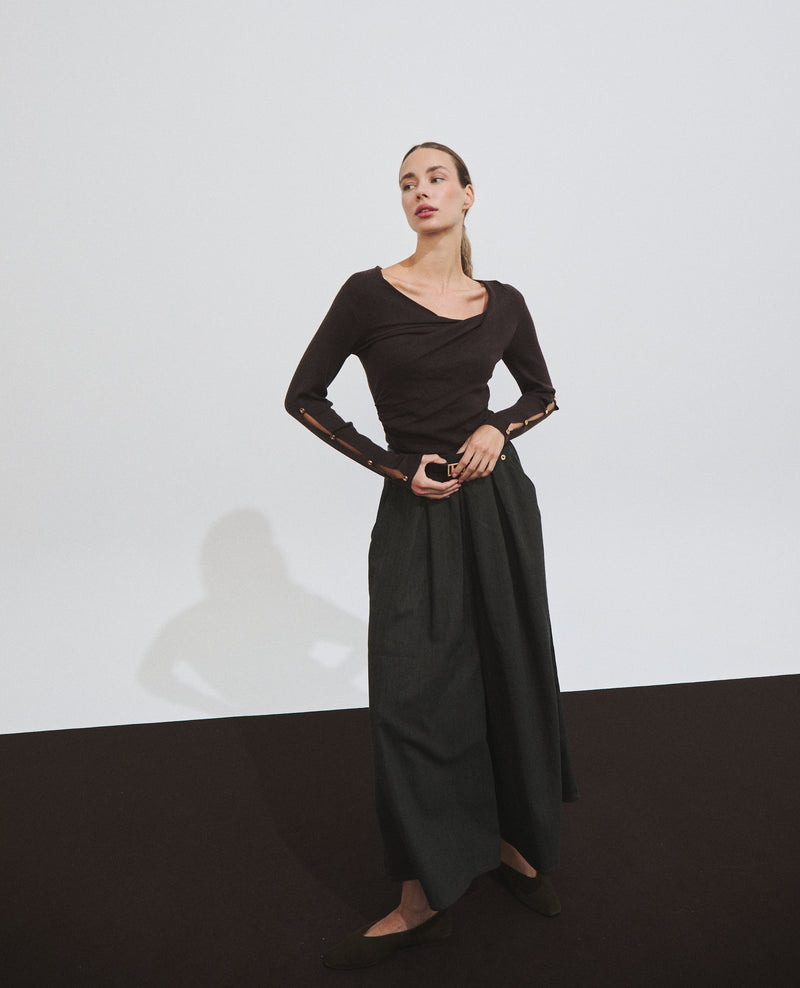 Pull cache-cœur pour femme avec détail de boutons sur les manches