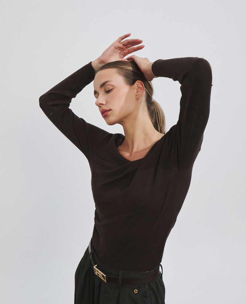 Pull cache-cœur pour femme avec détail de boutons sur les manches