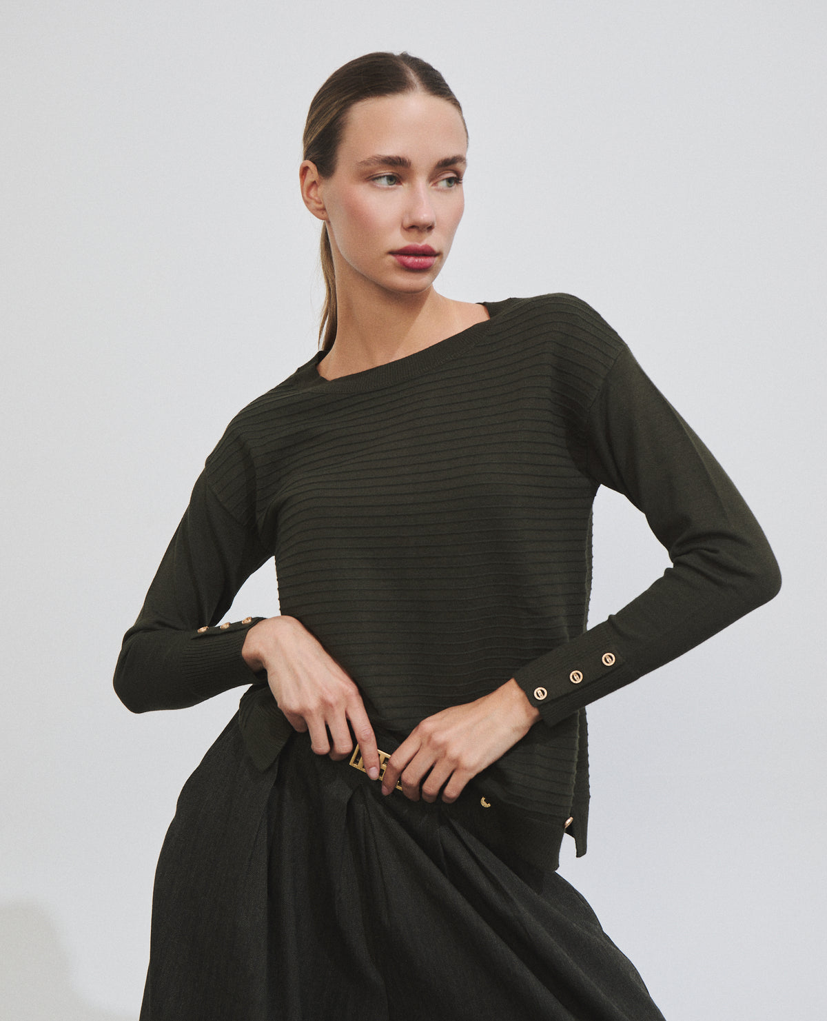 Jersey de mujer con cuello redondo y botones decorativos