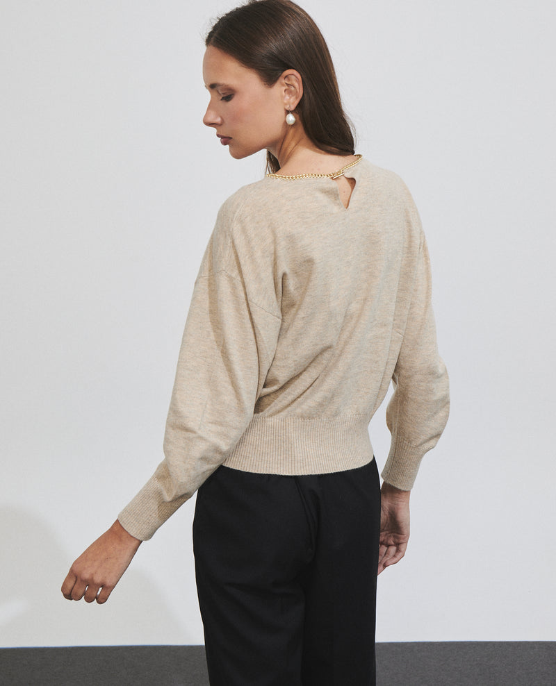 Jersey de mujer con detalle de cadena en el escote