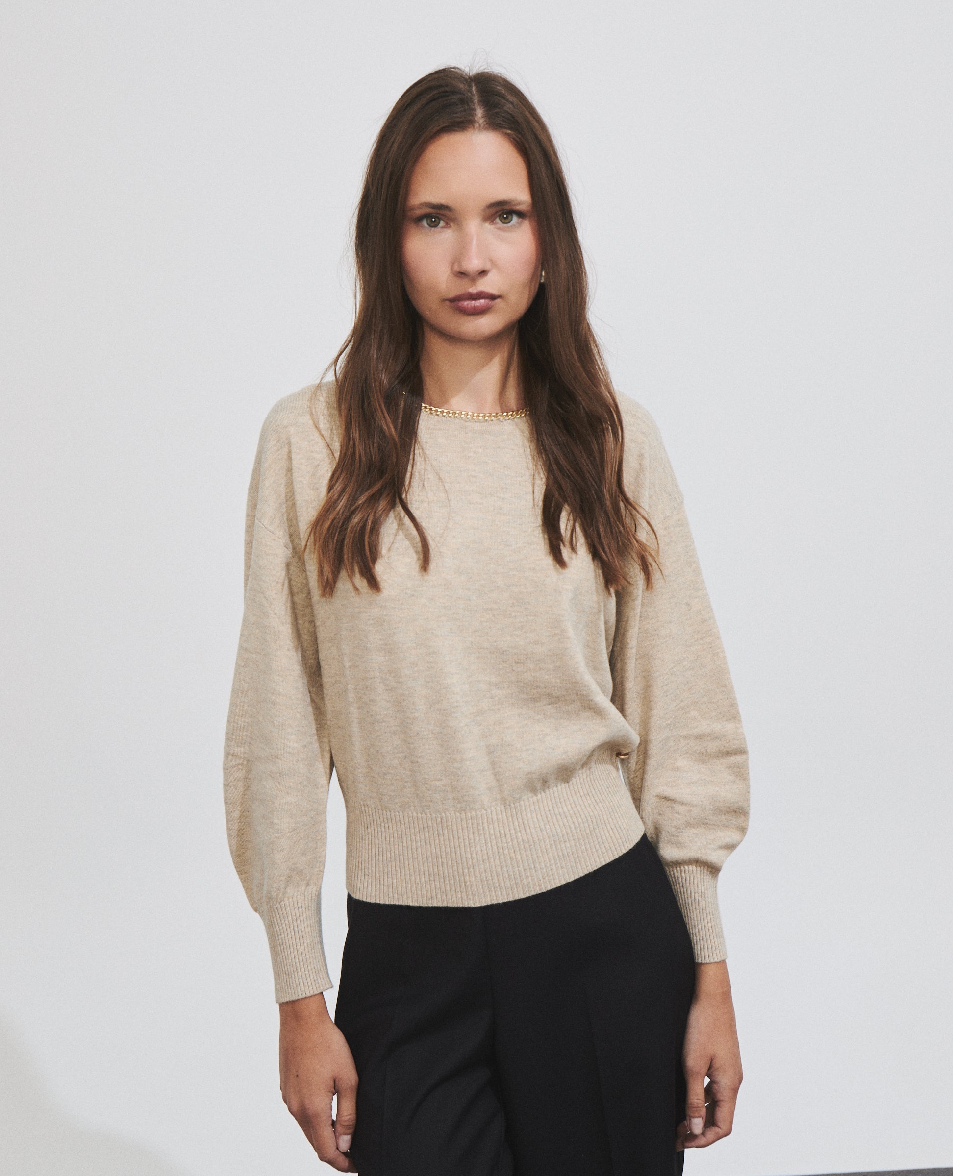Jersey color arena con cadena en el escote de Hannibal Laguna — look completo