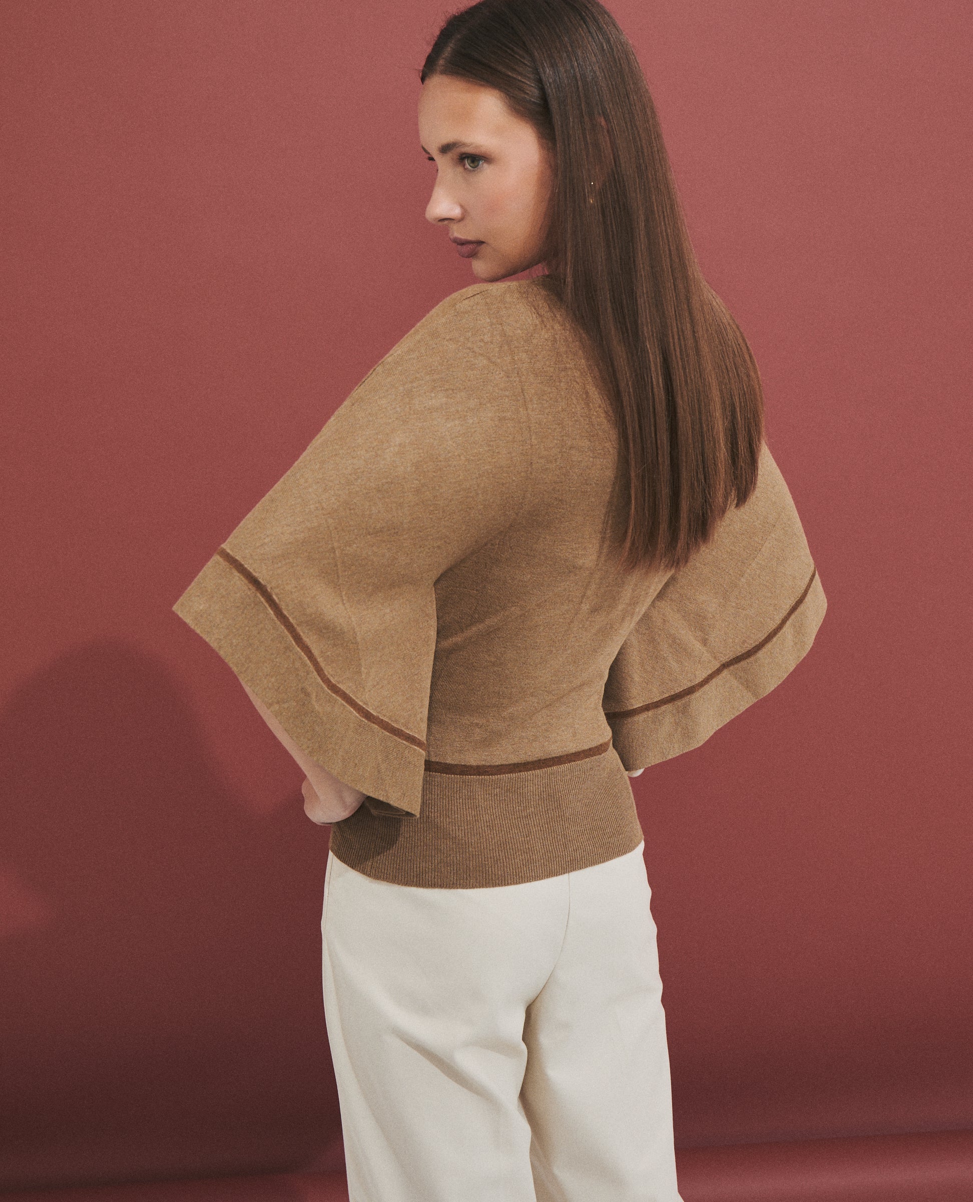 Jersey estilo capa camel de Hannibal Laguna — look completo