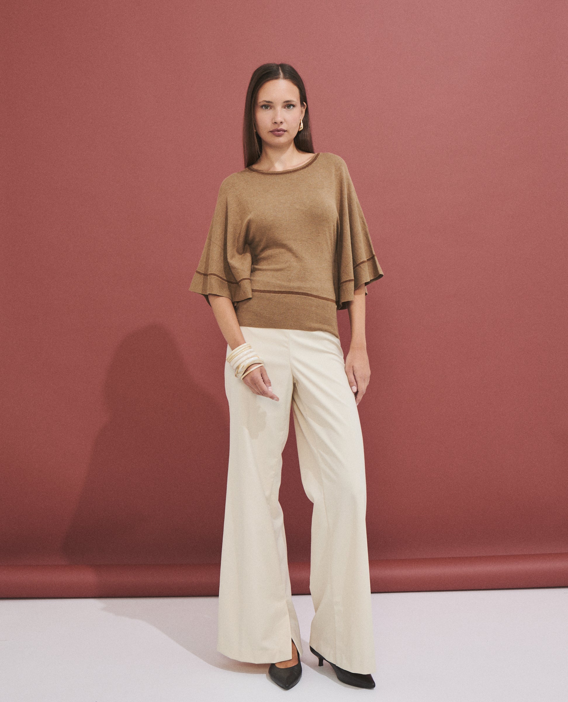 Jersey estilo capa camel de Hannibal Laguna — vista lateral