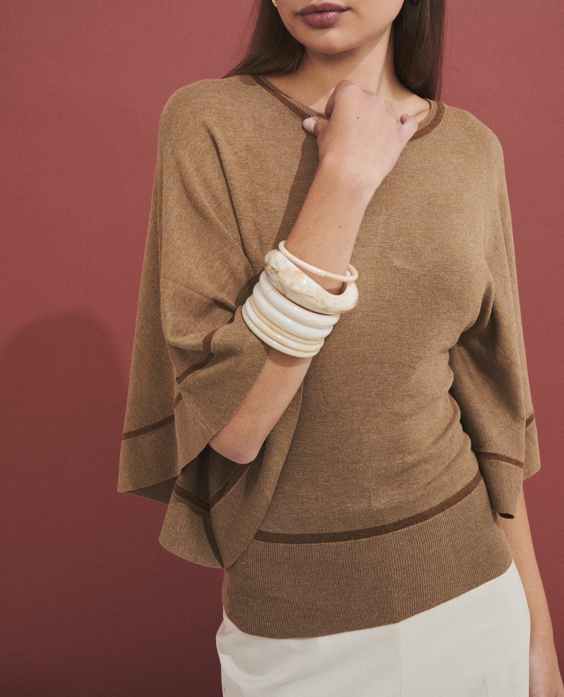 Jersey estilo capa camel de Hannibal Laguna — detalle del punto