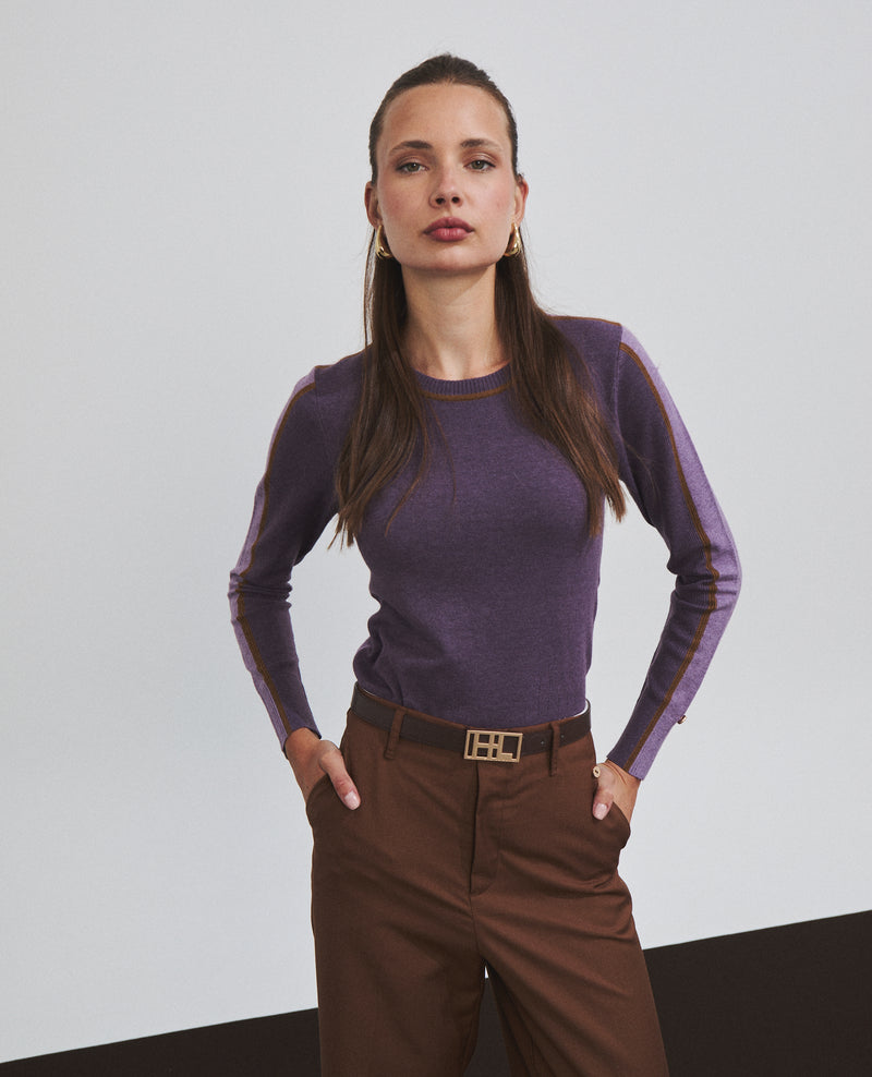 Jersey bicolor de mujer de punto fino con detalle de rayas en mangas