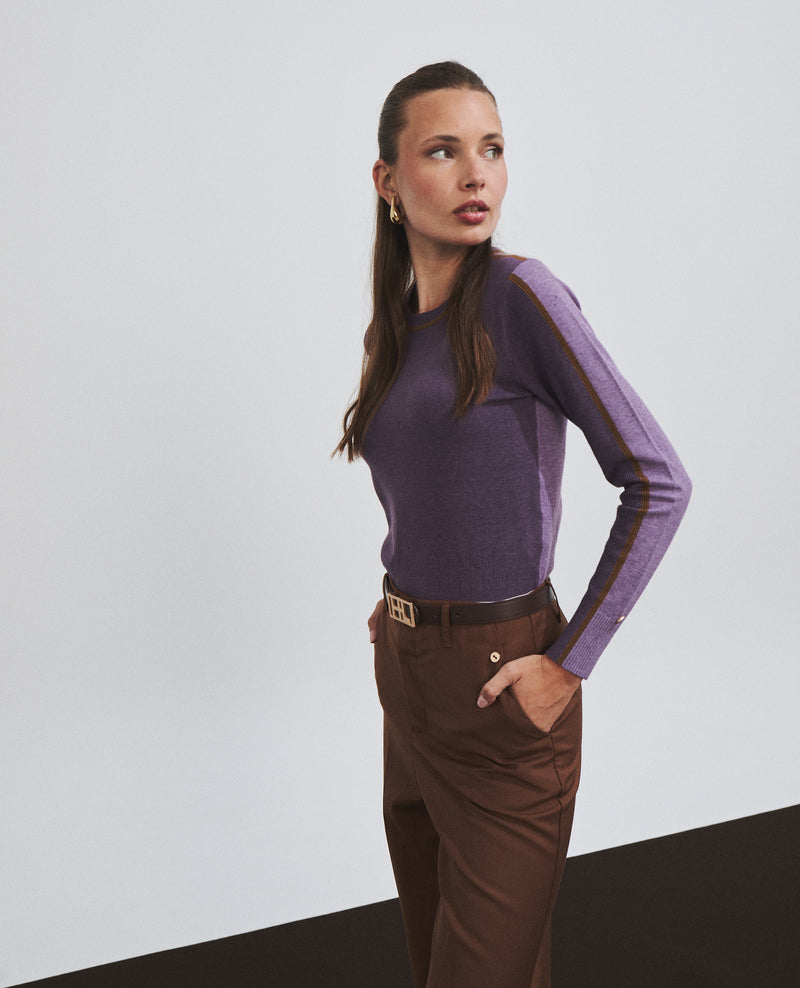 Jersey bicolor de mujer de punto fino con detalle de rayas en mangas