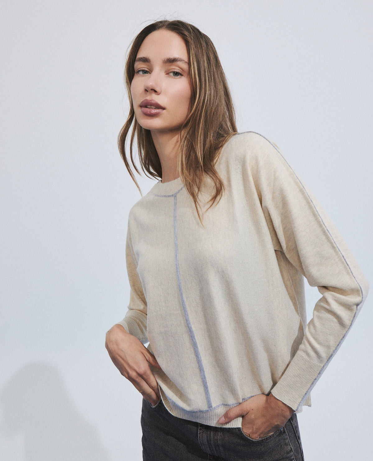 Jersey de mujer de punto fino con costuras en contraste