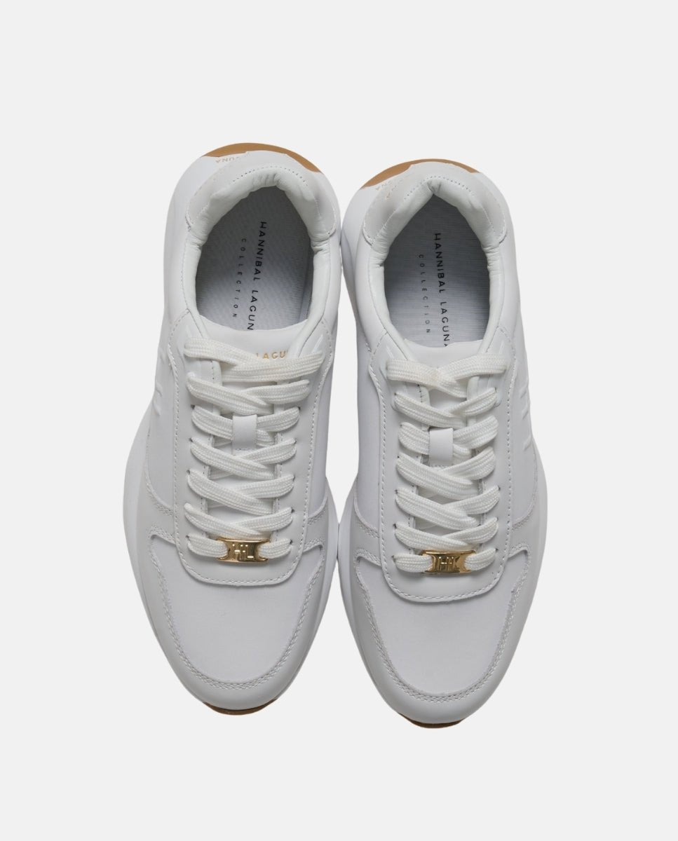Zapatilla Blanca con Suela Alta y Detalles Dorados