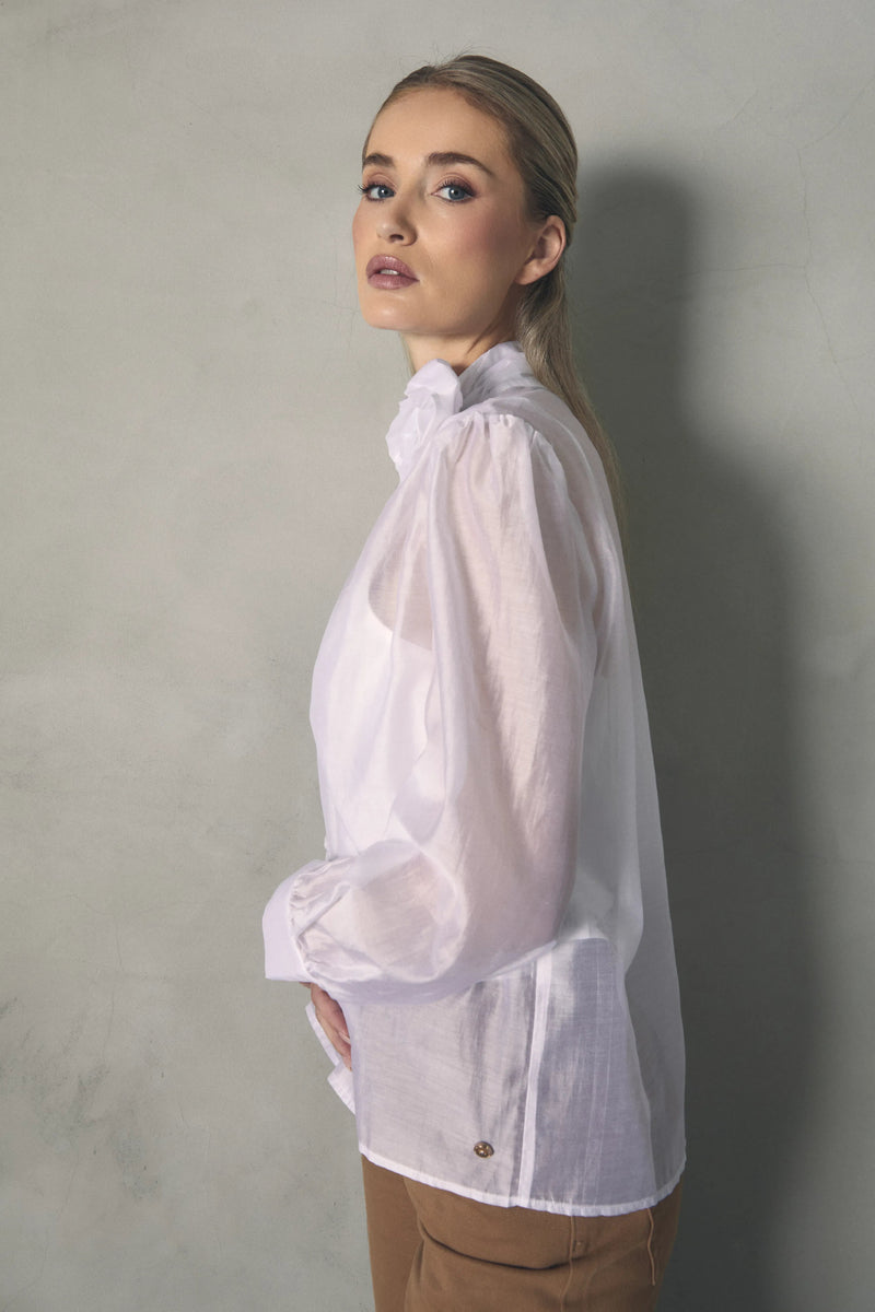 BLUSA LAZO CUELLO CON DETALLE FLOR