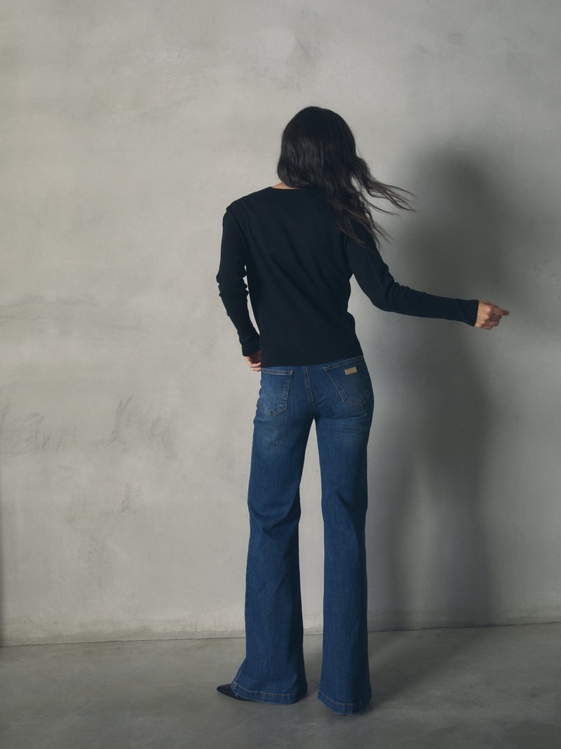 PANTALON DENIM ACAMPANADO DETALLE BOTONE