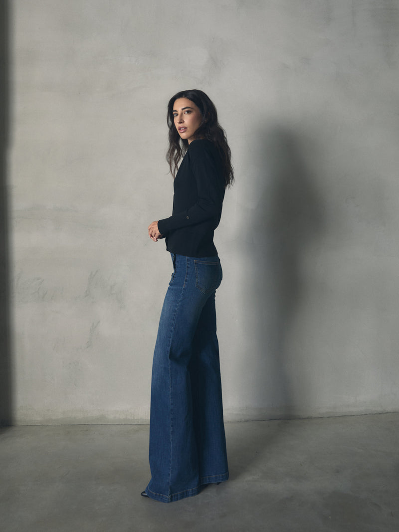 PANTALON DENIM ACAMPANADO DETALLE BOTONE