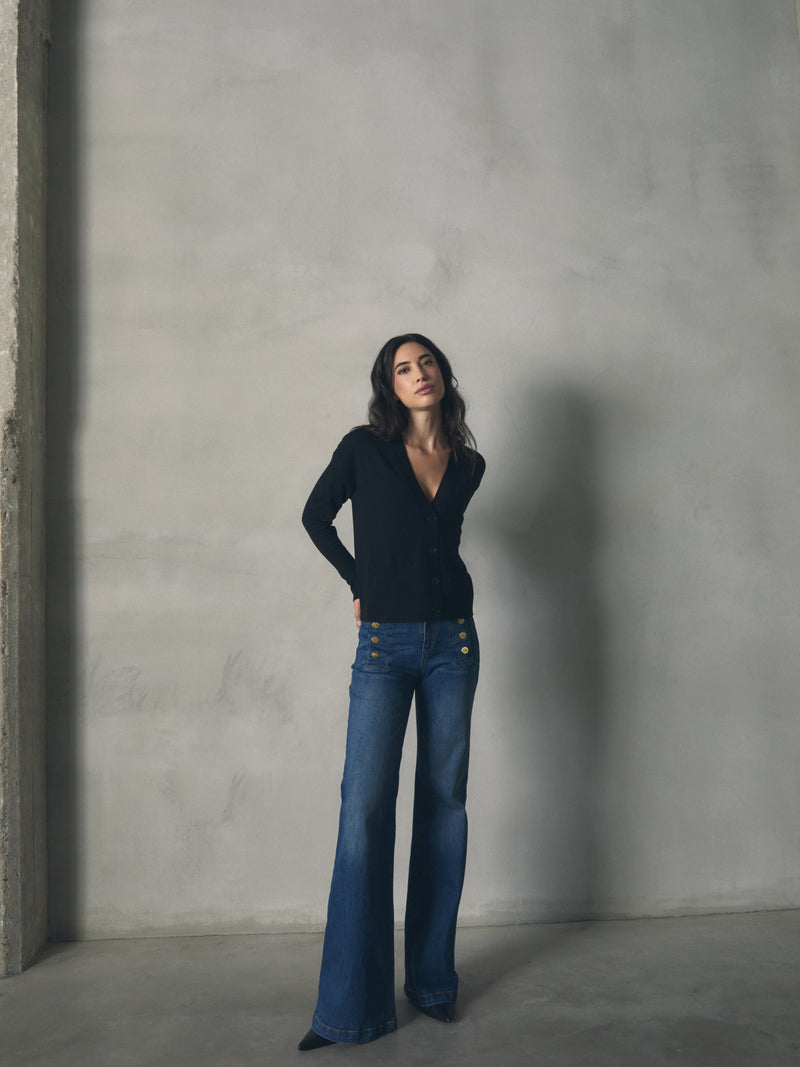 PANTALON DENIM ACAMPANADO DETALLE BOTONE