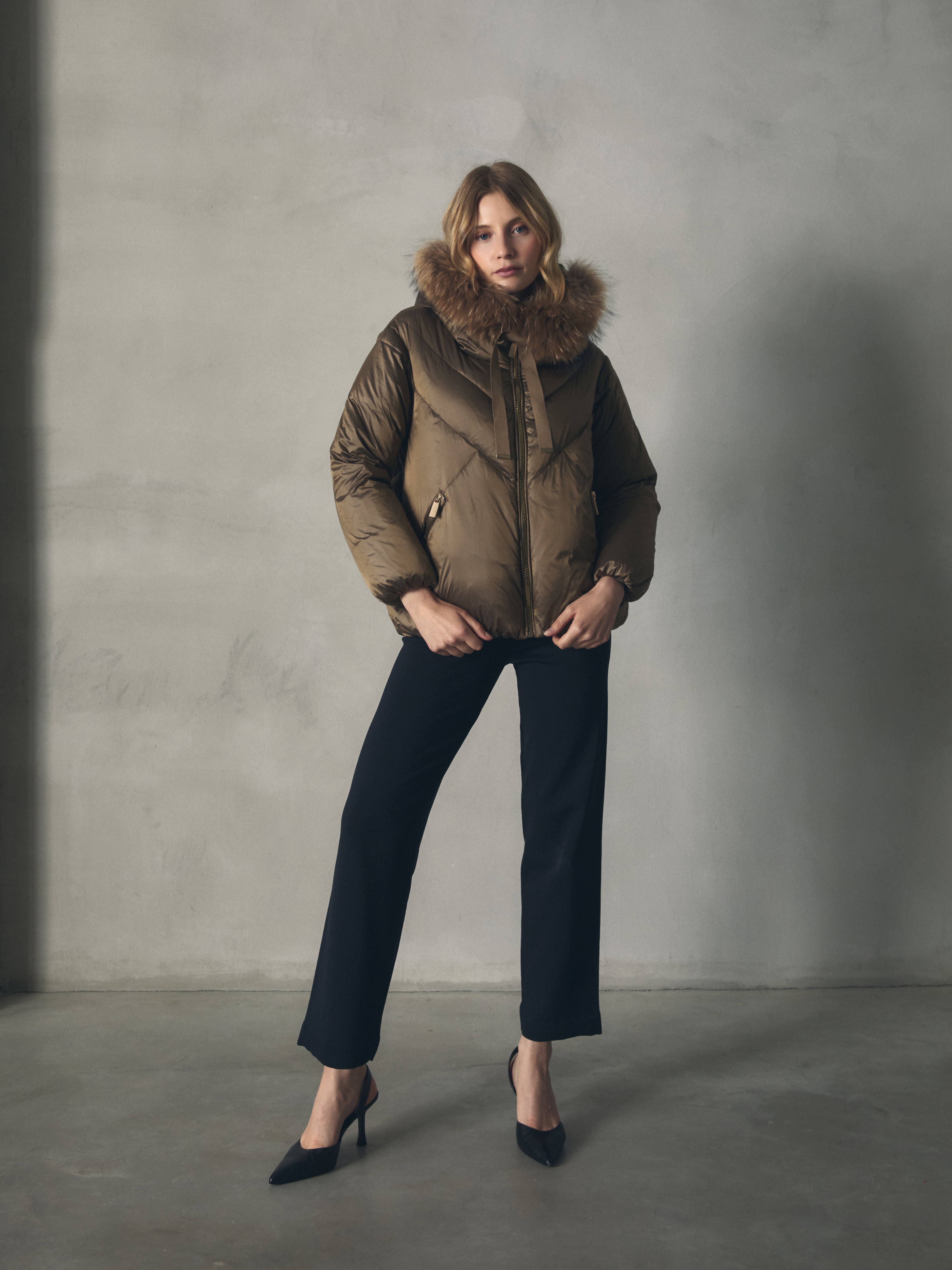 PLUMAS CORTO ABULLONADO CON CAPUCHA PELO de mujer Hannibal Laguna Collection