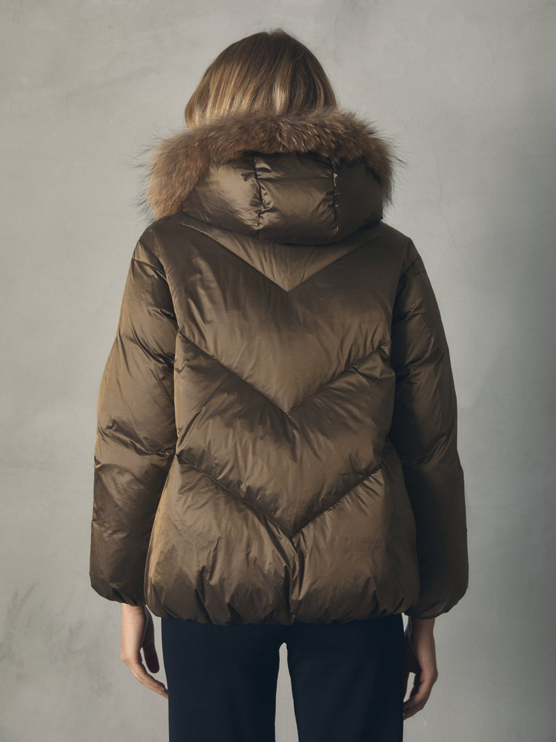 PLUMAS CORTO ABULLONADO CON CAPUCHA PELO