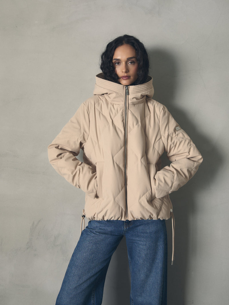 PLUMAS CORTO ACOLCHADO ROMBO CON CAPUCHA