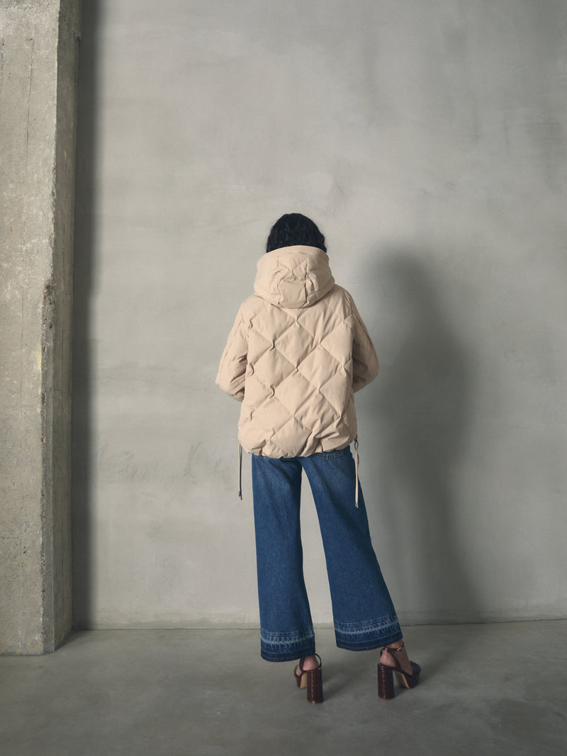 PLUMAS CORTO ACOLCHADO ROMBO CON CAPUCHA